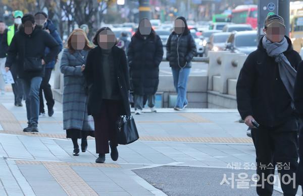 시민들이 출근을 하고 있다. 사진=서울와이어 DB