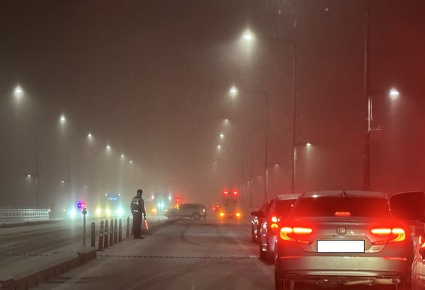 4일 소방당국에 따르면 세종시 합강캠핑장 인근 도로를 달리던 차량 30대가 잇따라 추돌하는 사고가 발생했다. 이 사고로 운전자 3명이 부상을 입어 병원으로 이송돼 치료를 받고 있다. 사진=연합뉴스