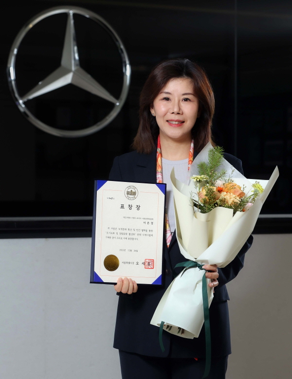 이은정 메르세데스-벤츠 사회공헌위원회 위원이 기념촬영을 하고 있다. 사진=메르세데스-벤츠코리아