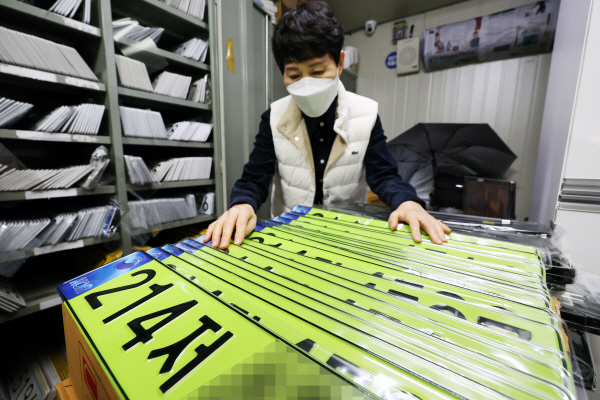 고액 법인차량은 올해부터 연두색 번호판이 배정된다. 사진=연합뉴스