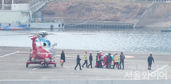이재명 대표가 서울대병원으로 이송되고 있다. 사진=서울와이어 DB