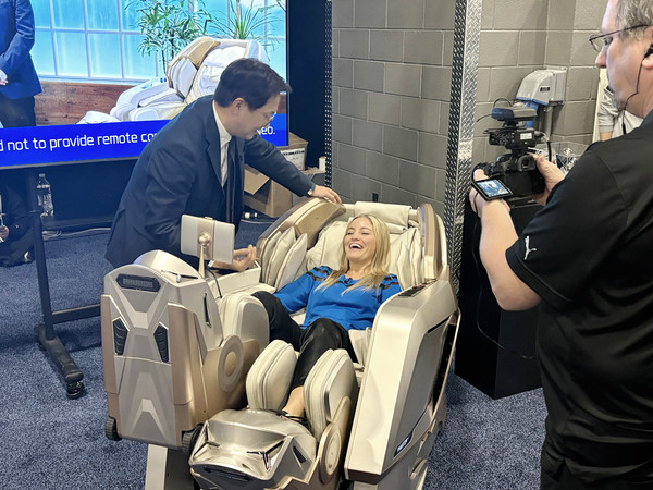 CES 사무국 관계자가 바디프랜드 '팬텀 네오'를  체험하고 있다.(사진=바디프랜드)/서울와이어