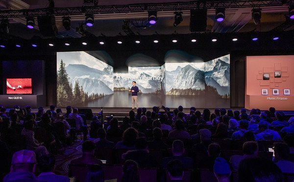 용석우 삼성전자 영상디스플레이사업부장(사장)이 7일(현지시간) 진행된 '삼성 퍼스트 룩 2024(Samsung First Look 2024)' 행사에서 발표하고 있다. 사진=삼성전자 제공