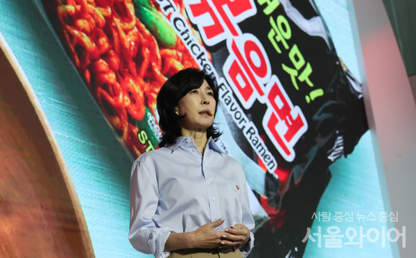 김정수 삼양라운드스퀘어 부회장이 지난해 서울 종로구 누디트 익선에서 열린 삼양라면 60주년 기념 비전선포식에서 발언하고 있다. 사진=서울와이어 DB