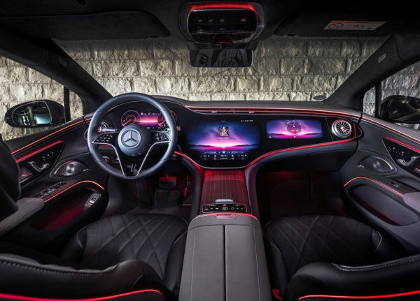 EQS의 실내는 호화스럽다. 최고급 가죽이 쓰이고 라인 곳곳에 라이팅이 들어가있다. 사진=메르세데스-벤츠