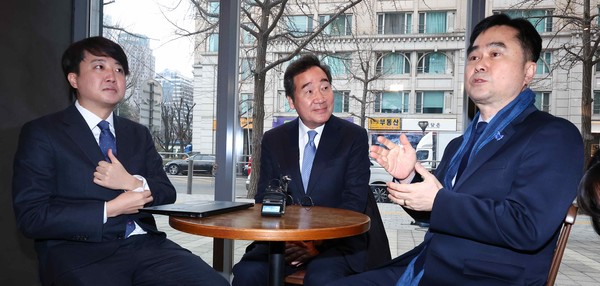 이준석 개혁신당(가칭) 정강정책위원장(맨 왼쪽)과 최근 더불어민주당을 탈당한 이낙연 전 대표(가운데), 비명(비이재명계)계 탈당 그룹인 '원칙과 상식'의 김종민 의원이 14일 오전 서울 여의도 한 카페에서 만나 제3지대 연대 방안 등에 대해서 의견을 나눴다. 사진=연합뉴스  