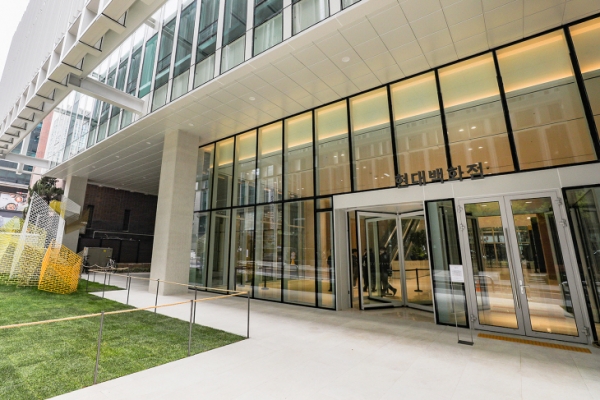 대전경찰청이 지난 11일 사상자 8명을 낸현대프리미엄아울렛 대전점 화재와 관련해 현대백화점 본사 압수수색했다. 사진은 현대백화점 신사옥. 사진=현대백화점 제공