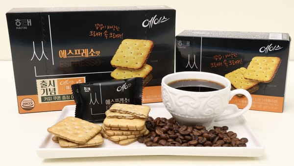 해태제과가 커피 단짝 과자 에이스에 고급지고 진한 커피 원액을 담은 ‘에이스 씬 에스프레소’를 출시했다. 사진=해태제과 제공