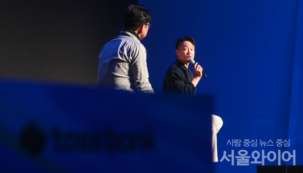 홍민택 대표가 간담회에 참석, 질의에 답하고 있다.