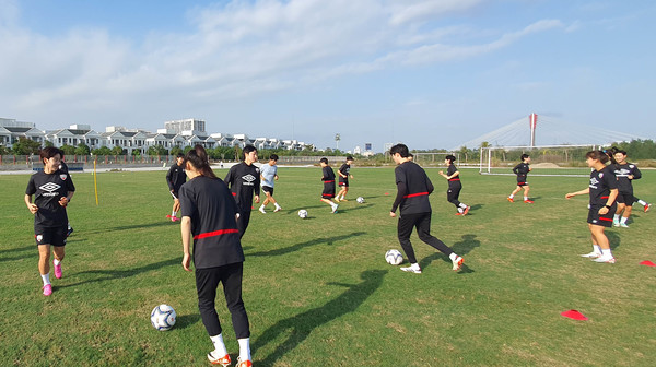 베트남 전지훈련을 떠난 WK리그 최강 현대제철 레드엔젤스 선수단이 훈련하고 있다. 사진=현대제철 제공