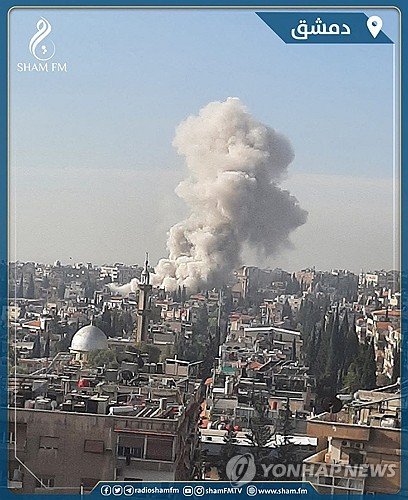 20일(현지시간) 이스라엘군의 미사일 공격으로 시리아의 수도 다마스쿠스에 있는 건물에서 연기기 치솟고 있다 (사진, 로이터=연합뉴스)