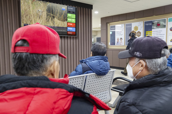  KT가 경기도에 있는 한 경로당에서 어르신들 대상으로 지니 TV 버스 정보 알리미를 시연하는 모습(사진=KT)
