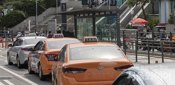 택시업게의 강한 반발에 우티의 프리미엄 택시 서비스가 시작하기도 전에 중단됐다. 사진=서울와이어 DB