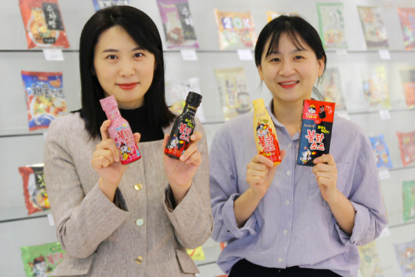 모델들이 삼양식품 ‘불닭소스‘ 제품을 소개하고 있다. 사진=삼양식품 제공