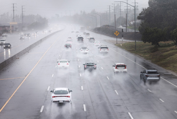 캘리포니아주 아구라 힐스에서 자동차들이 폭우를 뚫고 달리고 있다 (사진, 로이터=연합뉴스)
