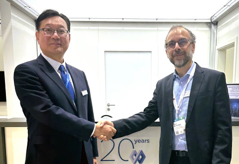 (왼쪽부터) 김원종 DN솔루션즈 대표와 야부즈 무르테자올루 모듈웍스 최고경영자(CEO)가 전략적 파트너십 체결 후 기념사진을 촬영하고 있다. 사진=DN솔루션즈 제공