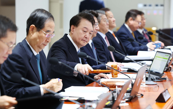 윤석열 대통령이 6일 서울 용산 대통령실 청사에서 열린 국무회의를 시작하며 개회 선언을 하고 있다. 사진=연합뉴스 제공