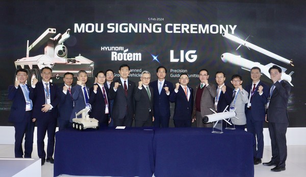 2024사우디 국제방산전시회(WDS)에서 이정엽 현대로템 디펜스솔루션사업부장 전무(왼쪽에서 여덟번째) 와 이현수 LIG넥스원 해외사업부문장 부사장(왼쪽에서 아홉번째)  등 관계자들이 업무협약(MOU)을 체결한 뒤 기념사진을 촬영하고 있다. 사진=현대로템 제공