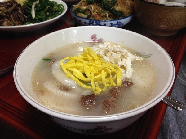 떡국 한 그릇(700g)의 칼로리는 재료와 조리법에 따라 약간씩 다르지만 평균적으로 최소 400칼로리(㎉)가 넘는다. 사진=픽사베이