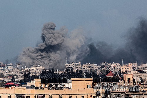 이스라엘군의 공습으로 가지지구 최대 도시인 라파에서 화염이 치솟고 있다 (사진, AFP=연합뉴스)