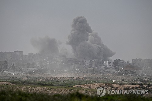이스라엘군의 공습으로 가자지구에서 화염이 치솟고 있다 (자료사진, 로이터=연합뉴스) 
