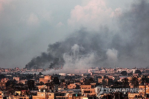 이스라엘군의 공습으로 가자지구 칸유니스에서 연기가 치솟고 있다 (사진, AFP=연합뉴스)