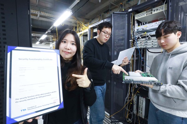 LG유플러스 직원이 한국정보통신기술협회 보안기능확인서를 소개하는 모습.(사진=LG유플러스)