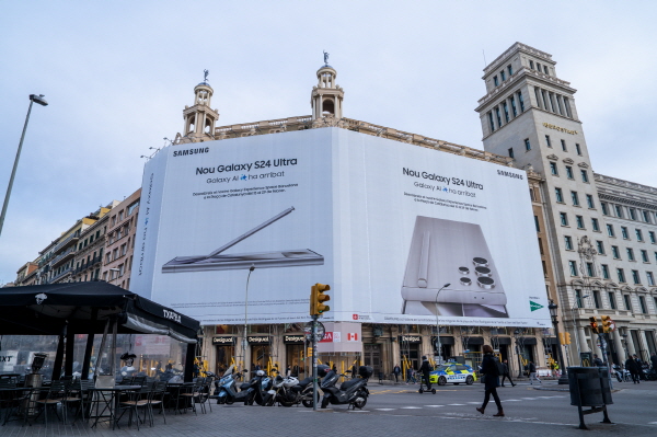 19일(현지시간) 스페인 바르셀로나 카탈루냐 광장(Plaza de Catalunya)의 갤럭시 S24 시리즈 대형 옥외 광고. 사진=삼성전자 제공