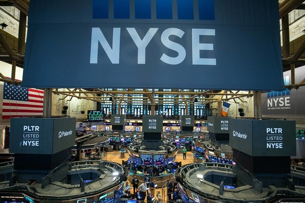 20일(현지시간) 뉴욕증권거래소(NYSE)에서 우량주 중심의 다우존스30산업평균지수는 전 거래일 대비 64.19포인트(0.17%) 내린 3만8563.80으로 장을 마쳤다. 사진=뉴욕증권거래소(NYSE)