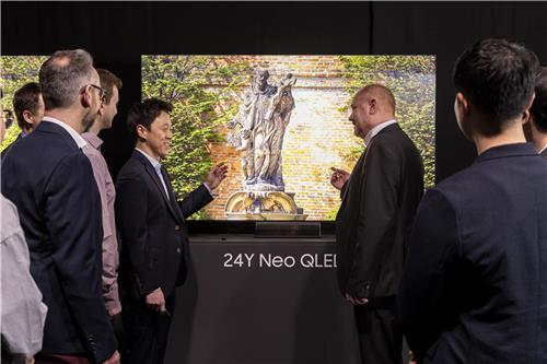 20일(현지시간) 독일 프랑크푸르트 ‘2024 유럽 테크세미나’에서 참석자들이 삼성전자의 2024년형 Neo QLED 8K 신제품을 살펴보고 있다. 사진=삼성전자 제공