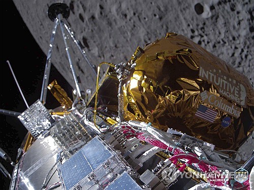 미국의 민간  달  탐사선 오디세우가 달 표면에 착륙하고 있다 (사진, AP=연합뉴스)