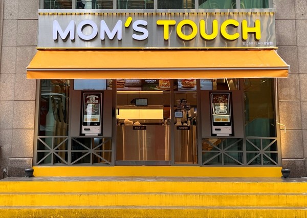 맘스터치 강남점 1층 정면. 사진=맘스터치 제공