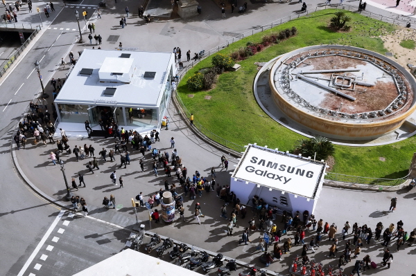 25일(현지시간) 스페인 바르셀로나 카탈루냐 광장(Plaza de Catalunya)에서 운영 중인 ‘갤럭시 익스피리언스 스페이스’ 관람을 위해 방문객들이 줄을 서 있다. 사진=삼성전자 제공