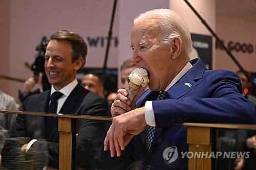 뉴욕의 아이스크림 가게를  깜짝 방문해 아이스크림을 먹는 조 바이든 미국 대통령 (사진, AFP=연합뉴스)