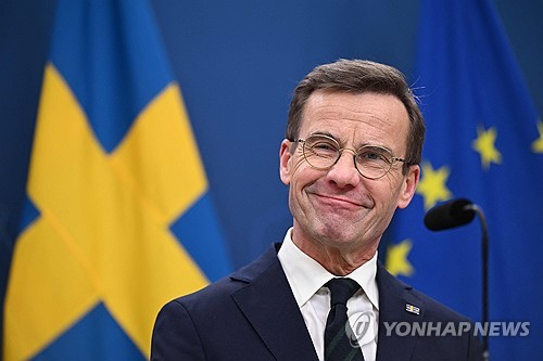 스웨덴의 울프 크리스테르손 총리가 헝가리 국회가 스웨덴의 나토 가입을 승인한  직후 기자회견에서 활짝 웃고 있다. (사진, AFP=연합뉴스)