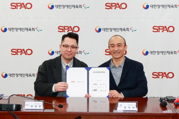 이효동 이랜드월드 BU장(왼쪽)과 정진완 대한장애인체육회 회장이 스파오-대한장애인체육회 공식 후원 협약식을 가진 뒤 기념촬영을 하고 있다. 사진=이랜드월드 제공