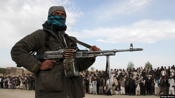 아프가니스탄의  탈레반 무장대원이 사형집행을 하고 있다 (자료사진, 로이터=연합뉴스)