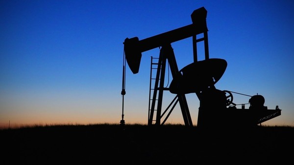 3일(현시시간) 로이터 통신에 따르면 쿠웨이트, 알제리, 오만 등 OPEC+ 참여국들은 원유 감산을 올 2분기까지 유지하기로 결정했다. 사진=픽사베이