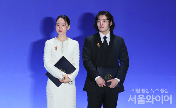 배우 신혜선과 강하늘이 행사에 참석, 기념사진을 찍기위해 대기하고 있다.