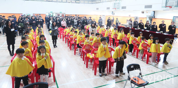 서울 성자초등학교에서 입학식 행사가 열리고 있다.