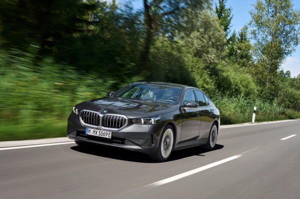 BMW가 플러그인 하이브리드 세단 '뉴 530e'를 공식 출시했다. 사진=BMW코리아 제공