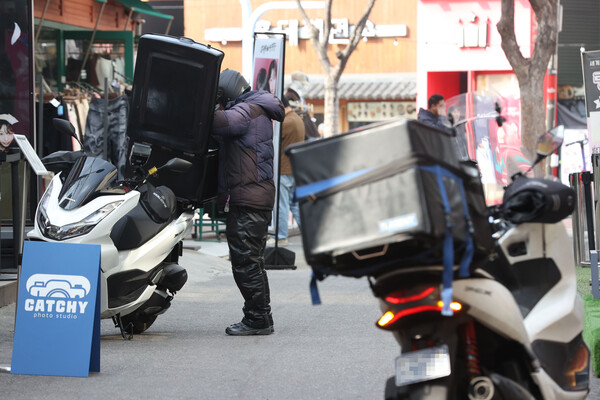 서울 마포구 한 식당가에 세워진 배달 오토바이. 사진=연합뉴스 제공