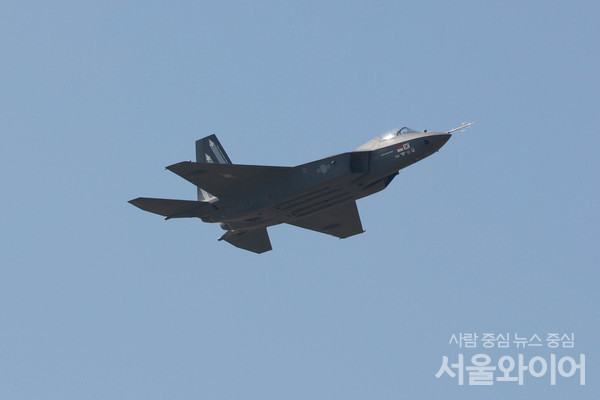 지난해 서울공항에서 열린 국내 최대 항공우주·방위산업 전시회 '서울 ADEX 2023' 미디어데이에서 KF-21전투기가 시범비행을 선보이고 있다. 사진=서울와이어 DB