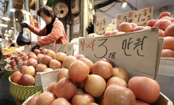 지난달 12일 서울 동대문구 경동시장에서 상인들이 사과를 팔고 있다.(사진=연합뉴스)
