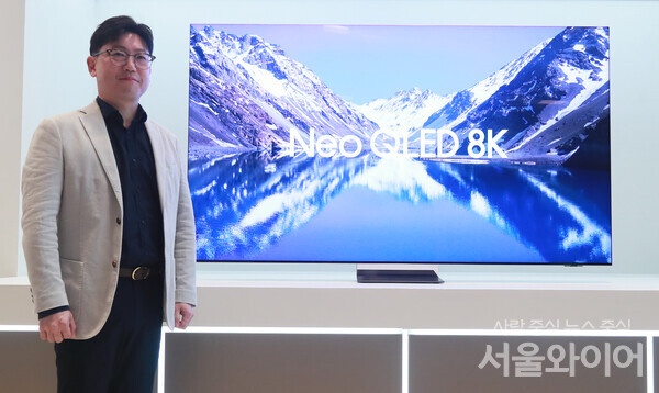 용석우 삼성전자 영상디스플레이사업부 사장이 2024년형 네오 QLED 8K TV를 선보이고 있다.