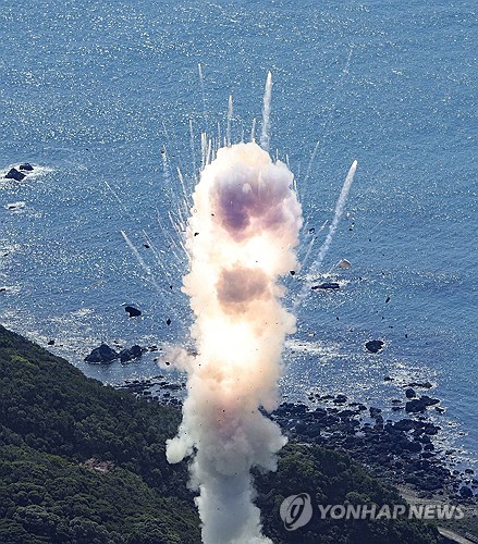 일본 최초의 민간 소형로켓인 '카이로스'가  발사 직후 폭발했다 (사진, 교도=연합뉴스)