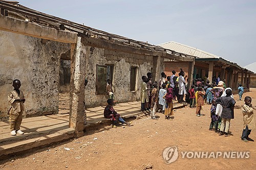 무장단체가 습격해 학생 287명을 납치한 나이지리아 카두나주의 쿠리가 마을에 있는 학교 (사진, AP=연합뉴스) 