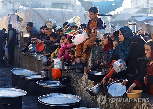 가자지구 남단 라파에 이스라엘군의 지상군 투입이 임박한 가운데 난민들이 식량 배급을 받기위해 기다리고 있다 (사진, 로이터=연합뉴스) 
