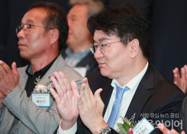조원태 한진그룹 회장(오른쪽)이 행사에 참석하고 있다. 사진=서울와이어 DB