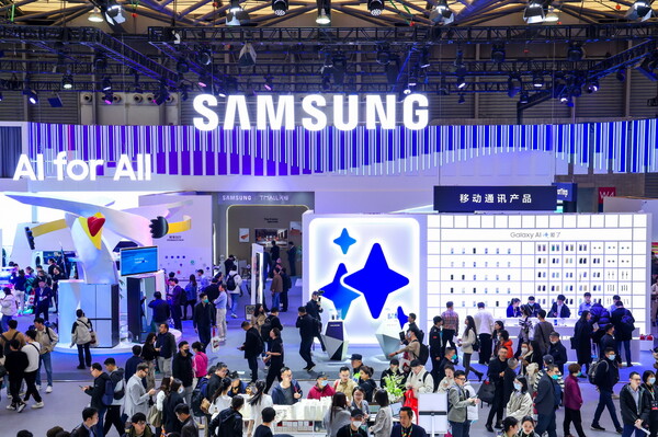 AWE 2024가 열리고 있는 중국 상하이 삼성전자 전시관에서 관람객들이 다양한 제품과 솔루션들을 체험하고 있다. 사진= 삼성전자 제공